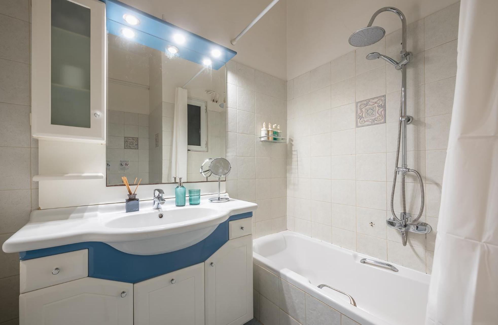 Spacious 2Bds Apt With Acropolis View In Center Атина Екстериор снимка